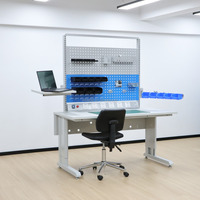Station de travail d'assemblage de circuits imprimés DETALL conçue pour les laboratoires et les zones de test, avec roulettes mobiles et configuration d'espace de travail flexible