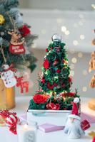 Arbre de Noël en fleurs préservées, boîte en acrylique, hydrangeas et roses préservées pour les mariages, décoration de Noël