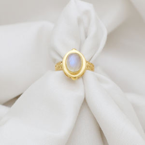 Anillo de Piedra Lunar Arcoíris Plateada con Engaste de Puntas, Anillo de Compromiso y Boda Moderno para Mujer Unisex - Product Image 2