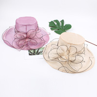 Cappello da chiesa bianco da donna elegante e alla moda con fiore in pizzo da sposa