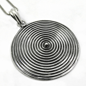 Pendentifs de forme ronde en argent sterling 925 oxydé fabriqué à la main de luxe de concepteur exclusif pendentifs de charme unisexe minimaliste OEM - Product Image 1