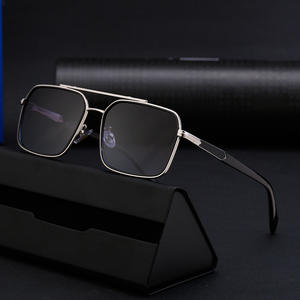 Nouvelles lunettes de soleil carrées pour hommes, protection UV400, verres PC, monture noire, couleur gris doré, style haut de gamme - Product Image 1