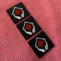Emblème brodé intégral de couleur rouge vif, logo en forme de cœur découpé, patch brodé en tissu pour jeans