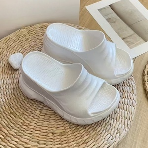 Sandales de plage pour femmes, été, blanches, à semelle épaisse en EVA, antidérapantes, à enfiler, polyvalentes, à bout ouvert - Product Image 1