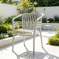 Fauteuil empilable moderne en plastique DHF Geordie Poltro avec design à lattes creuses, léger, pour terrasse, bistrot, café, balcon, intérieur