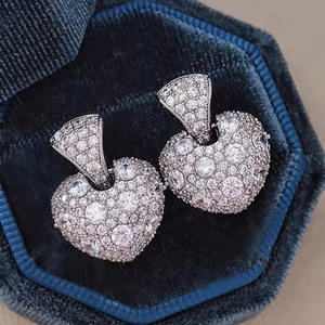 Orecchini in Oro Bianco con Diamanti Taglio Cuore, Colore D Naturale, Certificati GIA, Gioielli Romantici da Matrimonio, Gioielleria Fine da Donna - Product Image 3