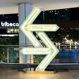 Letreros direccionalmente iluminados con tubos LED 3D personalizados, resistentes al agua, para interiores, letreros con letras, letreros iluminados para pilares de tiendas - Product Image 1