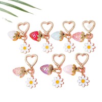 Gantungan Kunci Stroberi 3D Lucu Desain Kawaii Hati Bunga Daisy Buah Stroberi Gantungan Tas Dompet Perhiasan Dekorasi Aksesoris