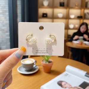 Vendita calda Trending oro placcato strass foglia croce orecchini pendenti moda donna gioielli all'ingrosso - Product Image 2