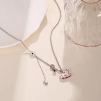 Collier pendentif KAVNAR avec cheval Pégase porte-bonheur en résine et zircon, chaîne élégante et remarquable