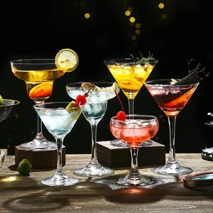 Yüksek kaliteli kurşunsuz Martini gözlük kokteyl kadehi üçgen Martini gözlük şampanya şarap bardağı özelleştirilmiş ambalaj parti