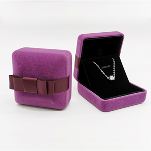 Boîte à bijoux en métal de luxe en velours haut de gamme avec logo personnalisé pour bijoux - Product Image 3