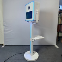 Vergrößerte Metall-Fotobox mit 15,6 Zoll verstellbarem Touchscreen, Kamera und LED-Lichtleiste für Bar, Hochzeit, Party-Verleih