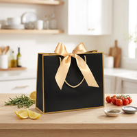 Tas Hadiah Pengiring Pengantin Hitam Elegan Ukuran Sedang dengan Pegangan Pita Busur Pembungkus Kertas Kokoh untuk Wanita Pesta Pernikahan.