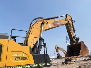 Excavadora Compacta Hidráulica de Cadenas XE650GK 65T con Capacidad de Cucharón de 2.6m, Motor Hitachi de Alta Eficiencia y 338kW de Potencia - Product Image 2