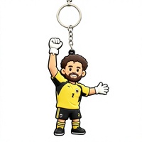 Großhandel Personalisierter 2D Gummi PVC Fußballstar Schlüsselanhänger Kundenspezifisches Design Cartoon Fußballspieler Schlüsselring für Vereins-Merchandise