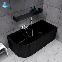 Baignoire d'angle moderne luxueuse en acrylique à moitié autoportante Grandes baignoires de trempage Baignoire d'angle cannelée noire autonome