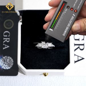 Bague de fiançailles solitaire en argent sterling 925 plaqué rhodium avec trois pierres de moissanite princesse VVS, vente au détail en dropshipping - Product Image 2