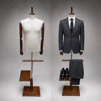Mannequin de costume pour homme à hauteur réglable avec finition en tissu, bras en bois et base pour atelier de couture, magasin de vêtements, présentation