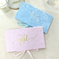 Luxuriöser Babyblauer Samt-Umschlagbeutel für Babyparty und Geburtstagsfeier mit Silberfolie-Schriftzug und Satinband, Individueller Druck