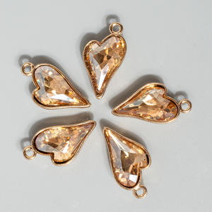 Pendentif en forme <span class=keywords><strong>de</strong></span> cœur en cristal coloré en laiton avec micro-pavés <span class=keywords><strong>de</strong></span> zircon pour la fabrication <span class=keywords><strong>de</strong></span> boucles d'oreilles et <span class=keywords><strong>de</strong></span> colliers en DIY - Product Image 4