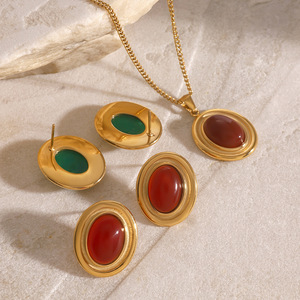 Collier avec pendentif ovale en agate plaqué or 18 carats en acier inoxydable, design géométrique, bijoux rouges et verts, accessoire de mode - Product Image 3