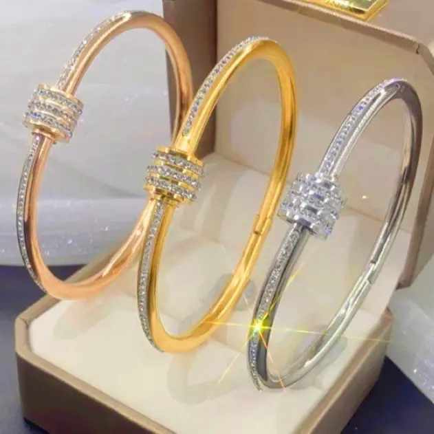2024 perhiasan gelang bagus wanita trendi baja tahan karat gelang lapis emas 18k tanpa noda desain campuran stok tersedia