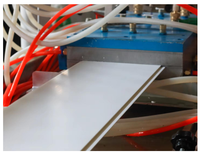 Ligne de production automatique de panneaux et de profilés de plafond en PVC à double vis avec moteur et boîte de vitesses certifiée CE