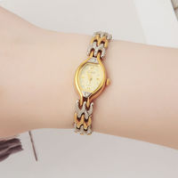Montre à quartz de luxe légère sculptée en or ovale rétro avec bracelet en diamant pour femmes inventaire neuf