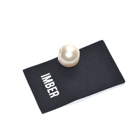 Pochette à anneaux en microfibre noire miniature 5*5cm avec rabat boutonné et logo blanc personnalisé imprimé