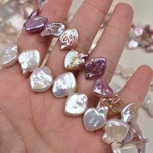 Chaîne de perles d'eau douce naturelles blanches Keshi en forme de cœur, perles baroques en vrac avec bord irrégulier en forme de cœur et trou - Product Image 2