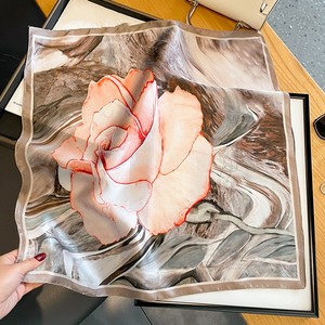 وشاح حريري صغير مربع الشكل للنساء 21 "مطبوع مربع صغير بسعر الجملة - Product Image 1