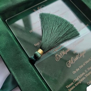 Personalisierte Hochzeitsmonogramm Smaragdgrüne Samt Luxus Hochzeitseinladungsbox Acryl-Hochzeitseinladungen in Box mit Quaste - Product Image 2