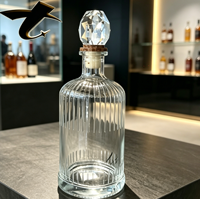 Bouteille en verre côtelé élégante de 650 ml, bouteille à spiritueux transparente rechargeable avec bouchon en verre cristal pour gin, vodka