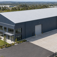 Conception de bâtiment industriel métallique préfabriqué moderne pour entrepôt, bureau et logistique en structure d'acier