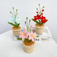 Bunga Lily Rajutan Tangan dalam Pot, Bunga Buatan dari Benang Katun, Rangkaian Bunga Rajut, Hiasan Meja Realistis, Hadiah