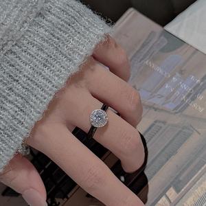 แหวนเงินแท้ S925 ประดับเพชรซิคอนเดี่ยว ดีไซน์เฉพาะตัว เรียบง่าย ทันสมัย น่ารัก สไตล์วินเทจยุคกลาง ประดับเพชรซิคอนทรงกลมเคลือบเงา - Product Image 2