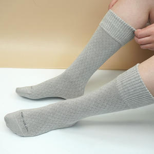 Para la serie Champion Health Care, cómodos calcetines de media pantorrilla para dormir, calcetines planos de grafeno para el cuidado del hogar, punto suave - Product Image 1