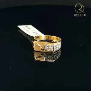 Bague élégante pour homme en or avec un design carré moderne et des accents de pierres scintillantes, parfaite pour un usage quotidien et les occasions spéciales - Product Image 2