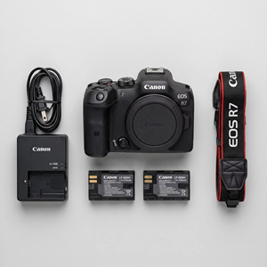 Cámara <span class=keywords><strong>Canon</strong></span> <span class=keywords><strong>EOS</strong></span> <span class=keywords><strong>R7</strong></span> Usada, 32.5MP, APS-C, Sin Espejo, Versión Global, Multilingüe, 4K 60p 30fps, IBIS, Estado Impecable, Paquete Profesional - Product Image 1