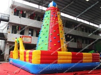 Structure gonflable commerciale géante avec mur d'escalade et zone de saut