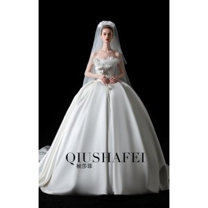 Vestido de Novia de Lujo Color Blanco Marfil Exclusivo 2025, Hecho a Mano con Encaje, Flores Tridimensionales, Pliegues de Plumas, Hombros Descubiertos, Estilo Capilla - Product Image 2