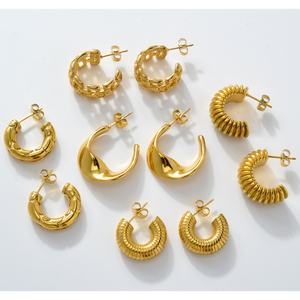 Boucles d'oreilles CC pour femmes, en acier inoxydable plaqué or 18 carats, anti-ternissement, imperméables - Product Image 5