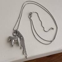 Colliers à pendentif en forme de cheval de dessin animé lisse avec chaîne à pampilles pour femmes, chaîne de serpent longue et fine, chaîne de pull de poney, bijoux tendance, cadeau