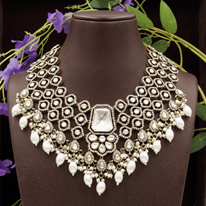 Parure élégante et tendance en alliage avec pendentif imitation Kundan, perles blanches et boucles d'oreilles assorties pour mariages indiens - Product Image 4