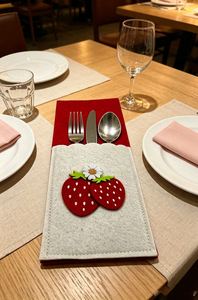 Décorations sur le thème des baies, cadeaux de fête, étuis à couverts en feutre, sacs à couverts en forme de fraise - Product Image 2