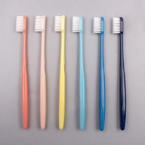 แปรงสีฟันแบบธรรมดา ไม่ลื่น ด้ามจับสีเดียว ขนแปรงนุ่ม ไนลอน ใช้ในบ้าน สำหรับผู้ใหญ่ ขนาด 10.73 ซม. - Product Image 2