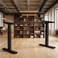 Bureau assis-debout électrique réglable en hauteur avec pieds télescopiques, cadre en acier noir, plateau blanc, design moderne et minimaliste pour le bureau