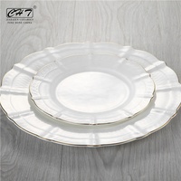 Assiette de mariage blanche de haute qualité de 10.5 pouces avec bord ondulé et décor à bordure dorée pour servir le dîner quantité minimale de commande 100 pièces