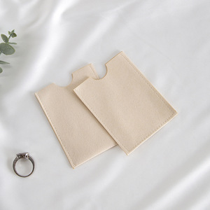 Porte-cartes en velours microfibre 6,5x8,5 rose, emballage minimaliste pour bijoux - Product Image 4
